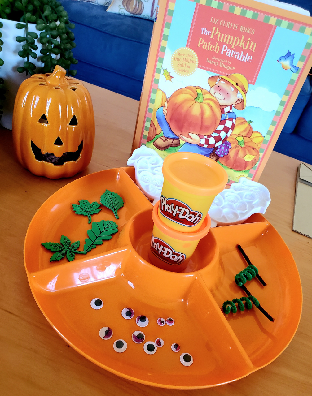 Play Doh Pumpkin Friends!