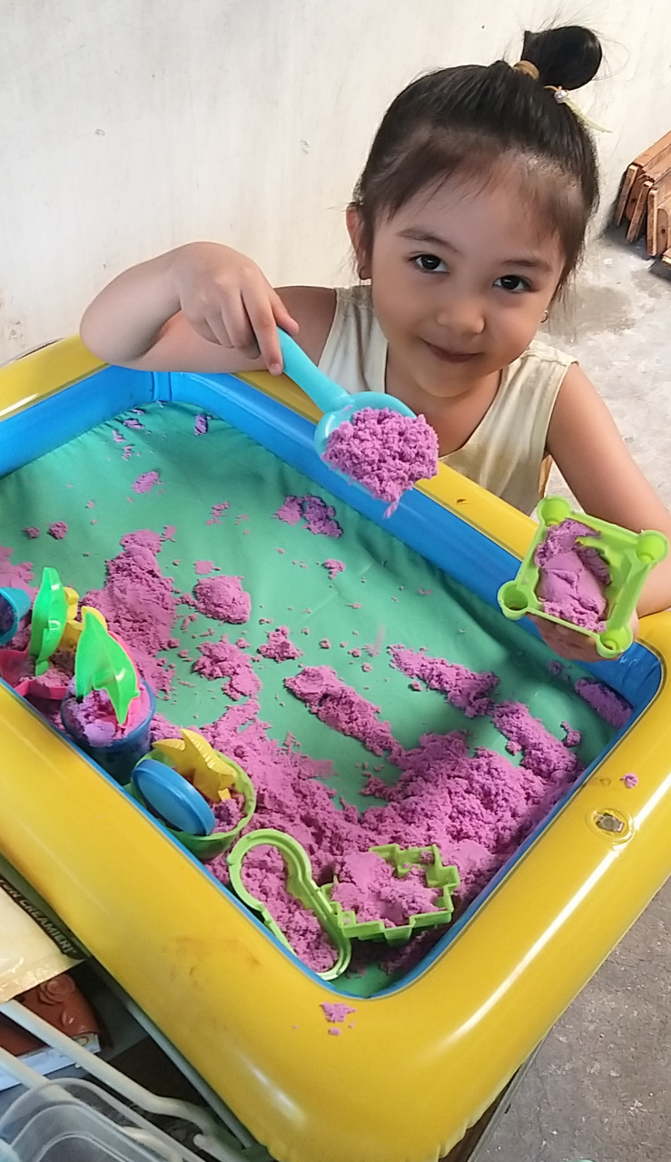 Let the creativity of your kids shine! (Kinetic sand)