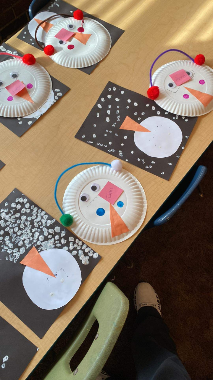 Snowman paperplates and snowman with falling snow