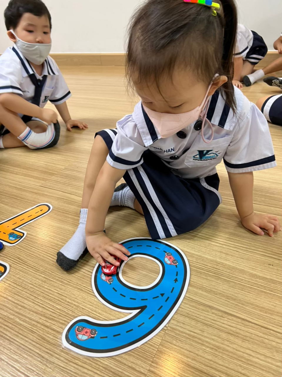 Identifying numbers by using the road numbers math training card