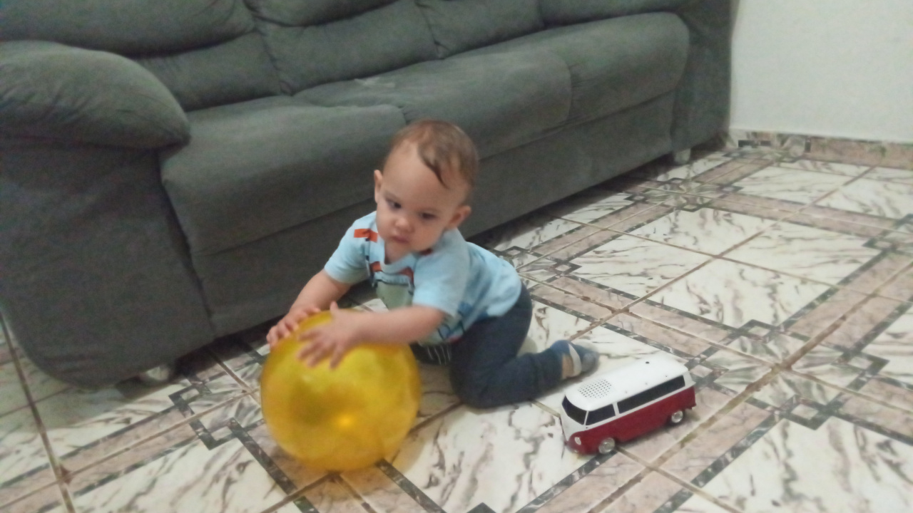 Entenda como as brincadeiras com bola podem estimular o bebê