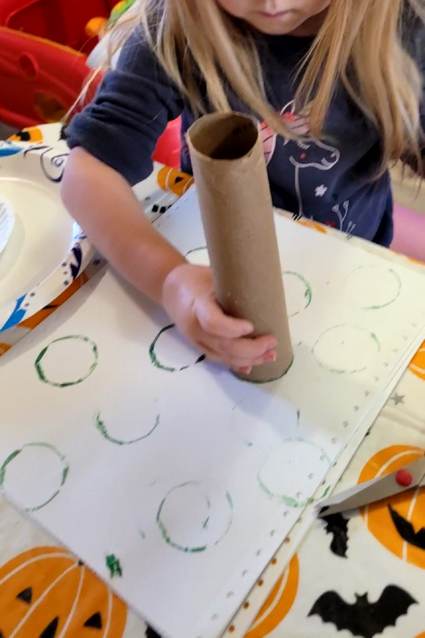 Preschool Christmas tree paper towel roll painting