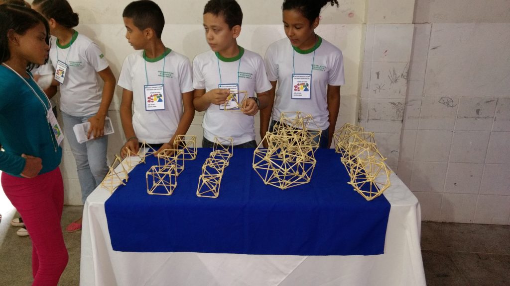 Construção de poliedros com palitos de churrasco garrote.