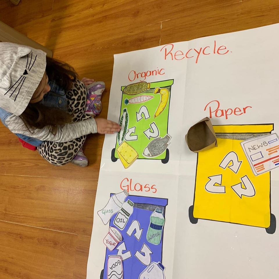 recycling-material-flowers-teacherlife-window-kindergarten