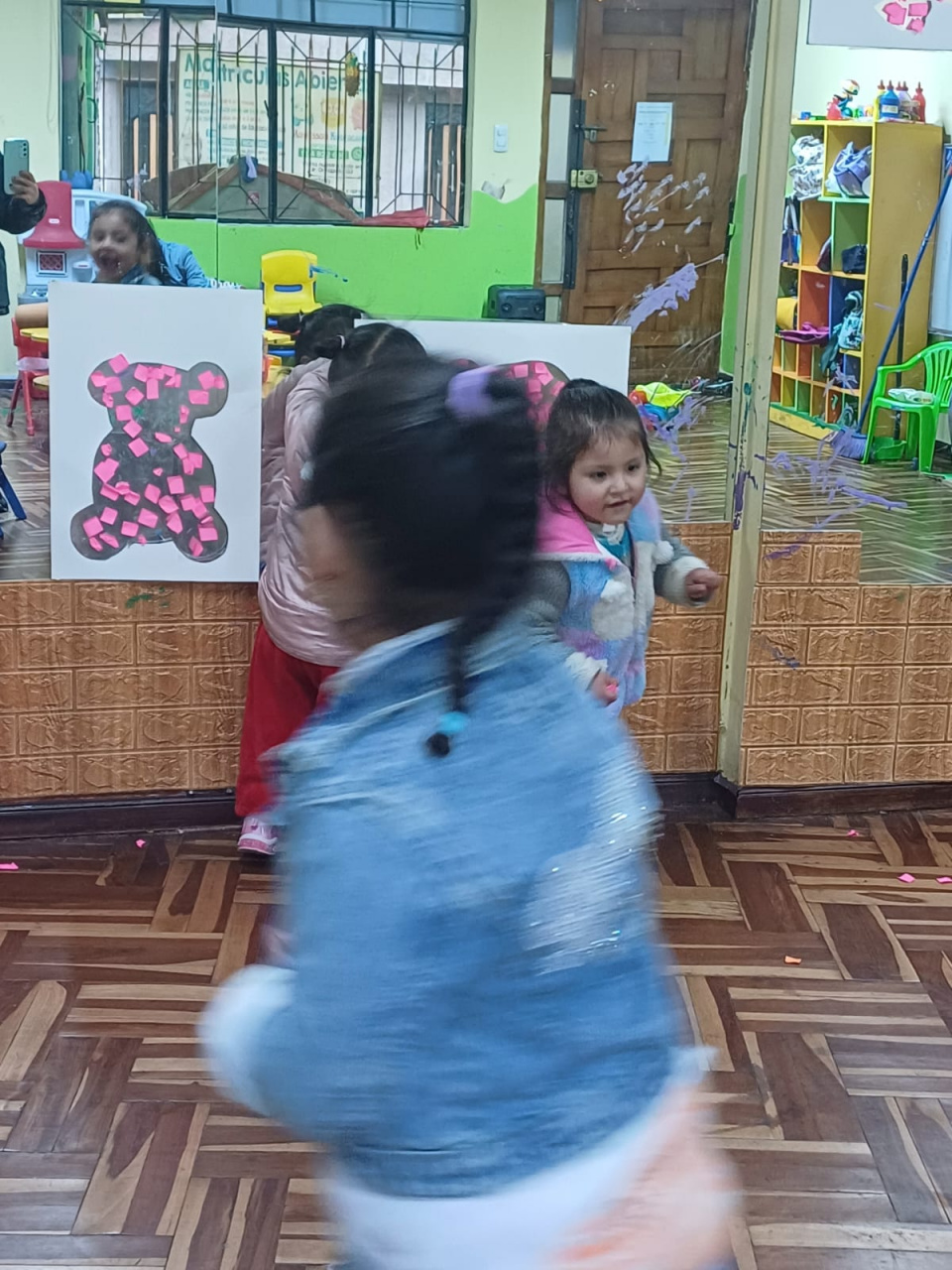 Jugando con mis conocimientos, en esta actividad con los niños y niñas realizamos tecnicas grafoplasticas para que los ayude