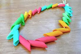 Pasta necklace how to have fun with the little ones